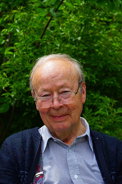 41e4a5ed1fdd3ac313c32826_640_man-glasses