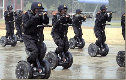 china-military-segway-tiny-guns-thumb.jpg